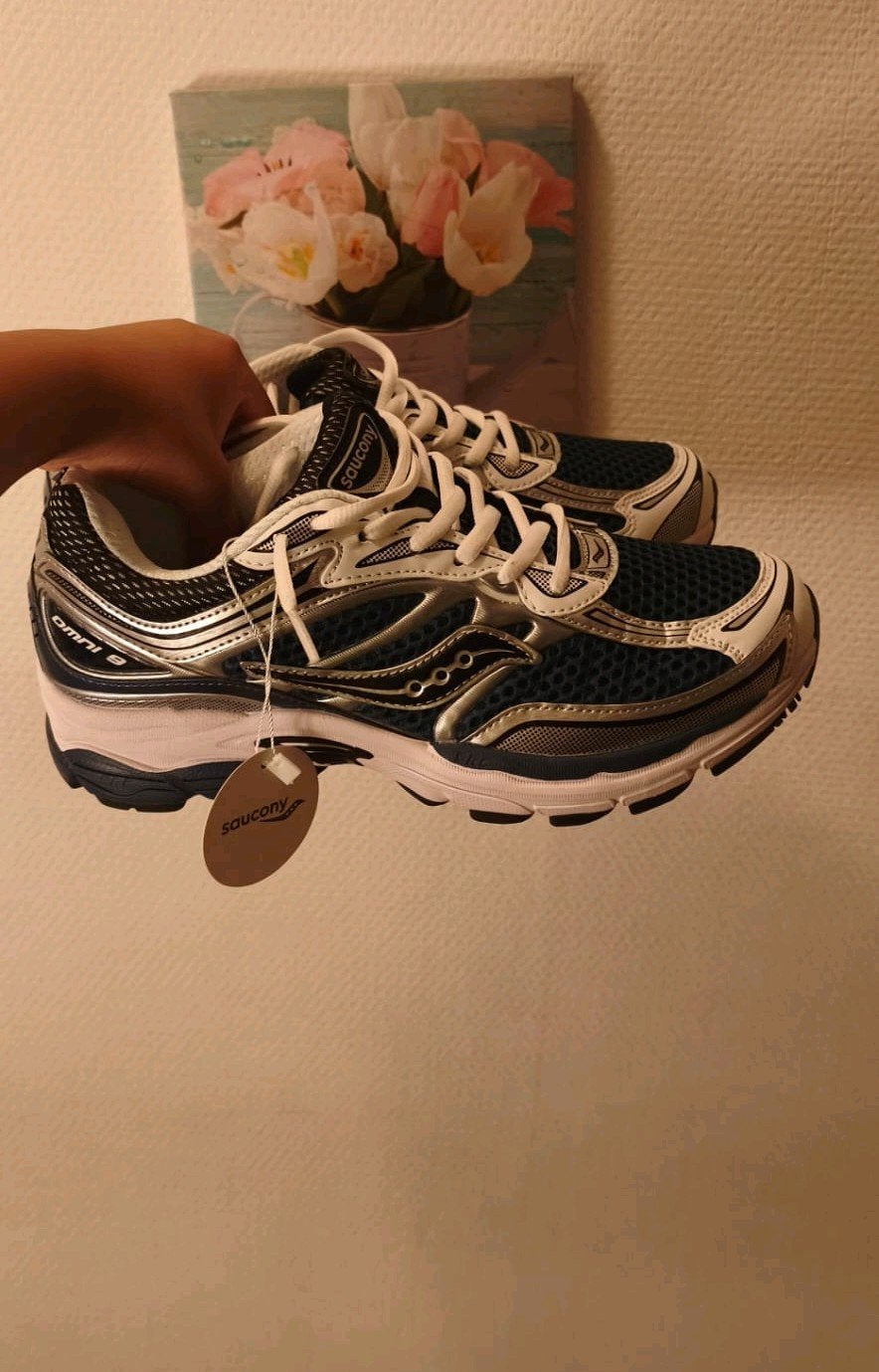 Saucony Progrid Omni 9 Sneakers Deep Navy / Zilver - Maat 40, Blauw, Nieuw, Ophalen of Verzenden, Sneakers of Gympen