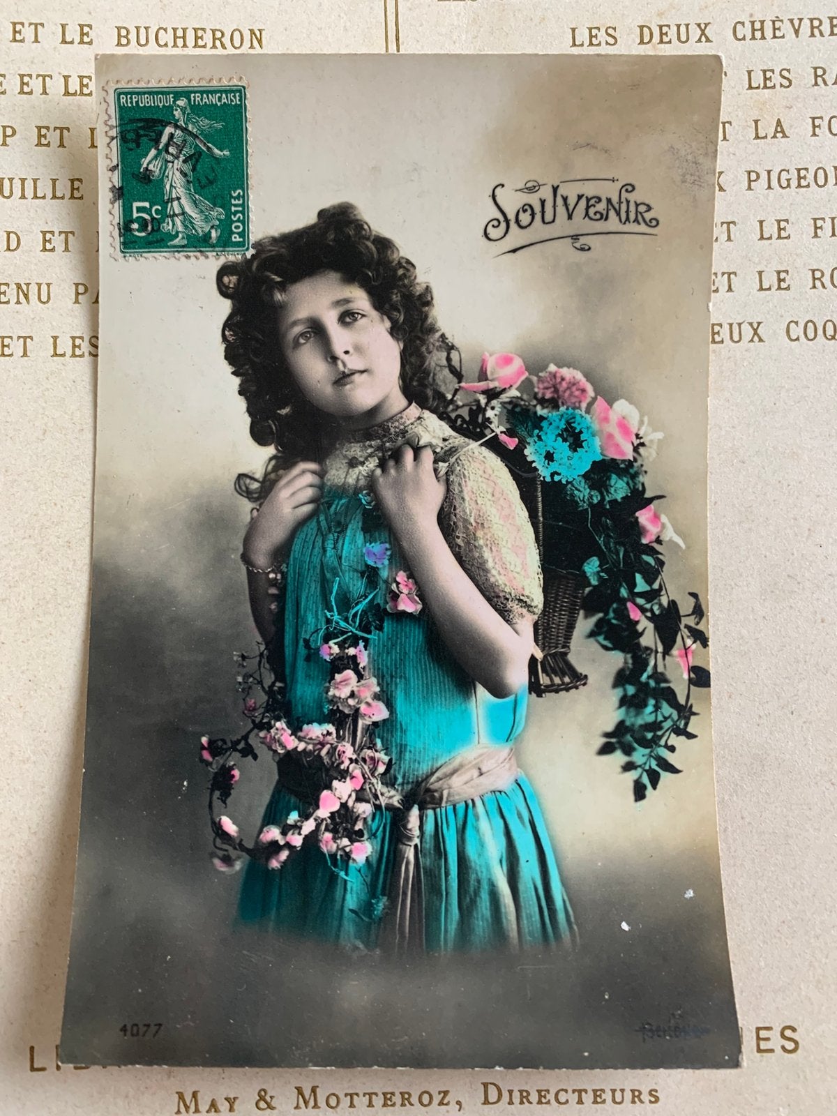 1911 Souvenir - meisje met bloemen (VB), Verzamelen, Ophalen of Verzenden, Voor 1920, Gelopen, Kinderen