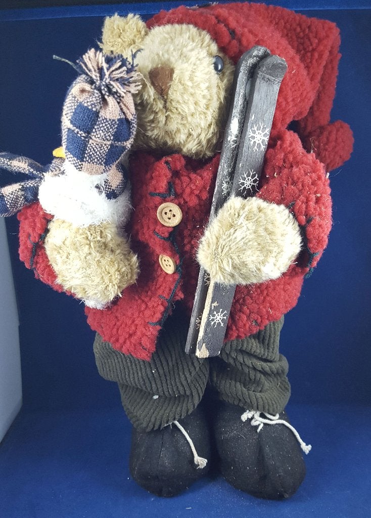 Vintage kerstdecoratie: grote beer als kerstman, ski's. W3