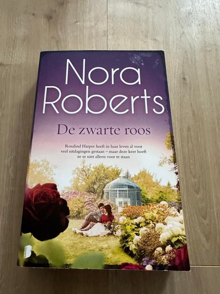 Nora Roberts - De Zwarte Roos (Harper House Trilogie #2), Ophalen of Verzenden, Zo goed als nieuw, Nederland