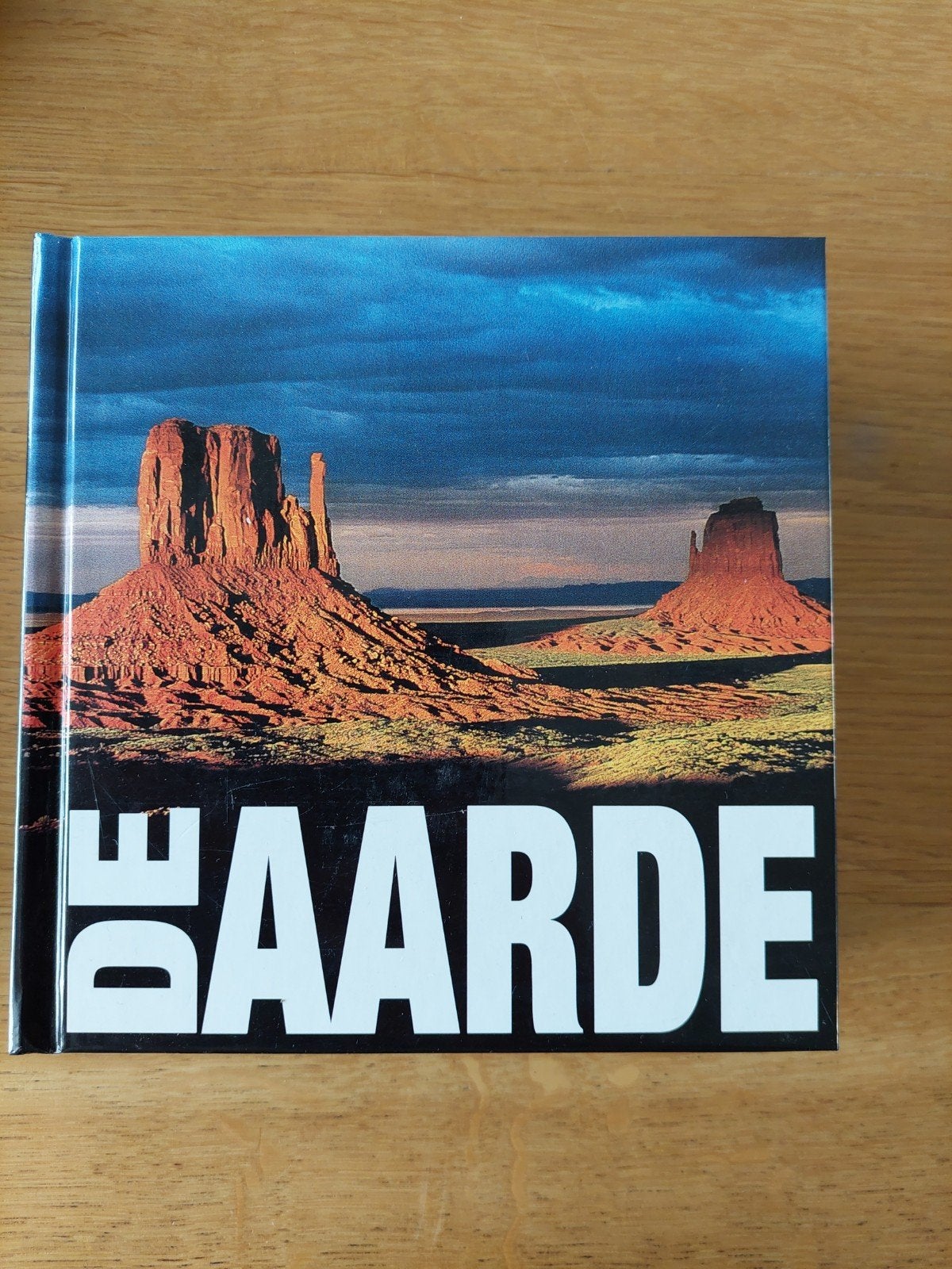 A. Bertolazzi - De Aarde, Ophalen of Verzenden, Zo goed als nieuw, A. Bertolazzi
