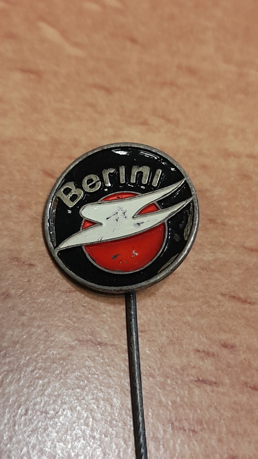 Vintage Berini Speld / Pin - Bromfiets Merk, Verzamelen, Verzenden, Gebruikt, Gebruiksvoorwerp