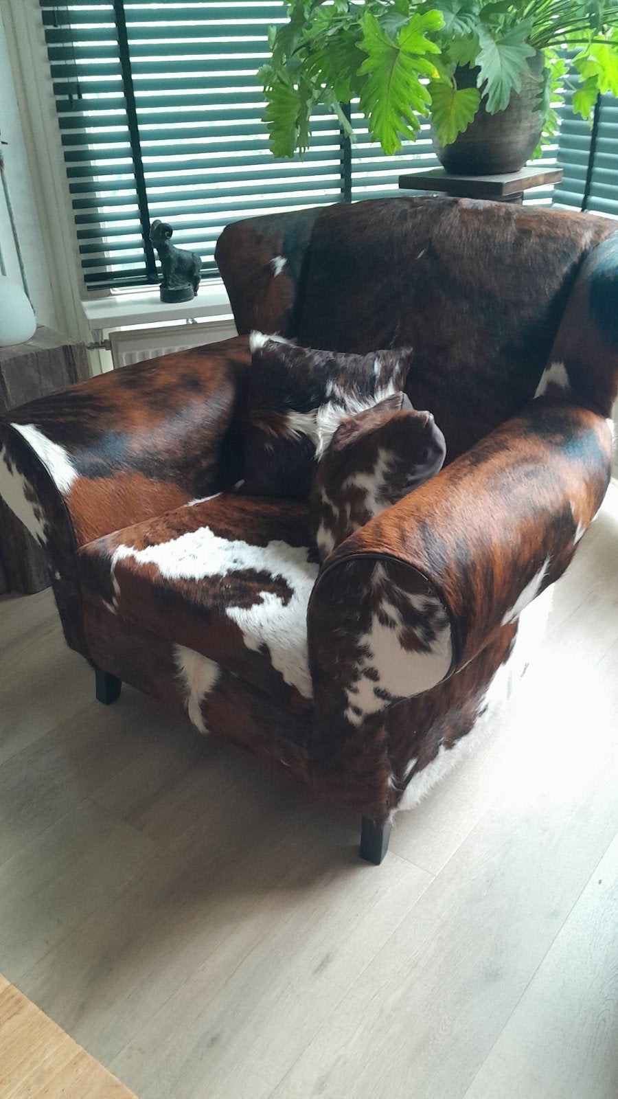 Luxe fauteuil van koeienhuid met bijpassende kussens, Huis en Inrichting, Fauteuils, 75 tot 100 cm, Ophalen of Verzenden, Zo goed als nieuw