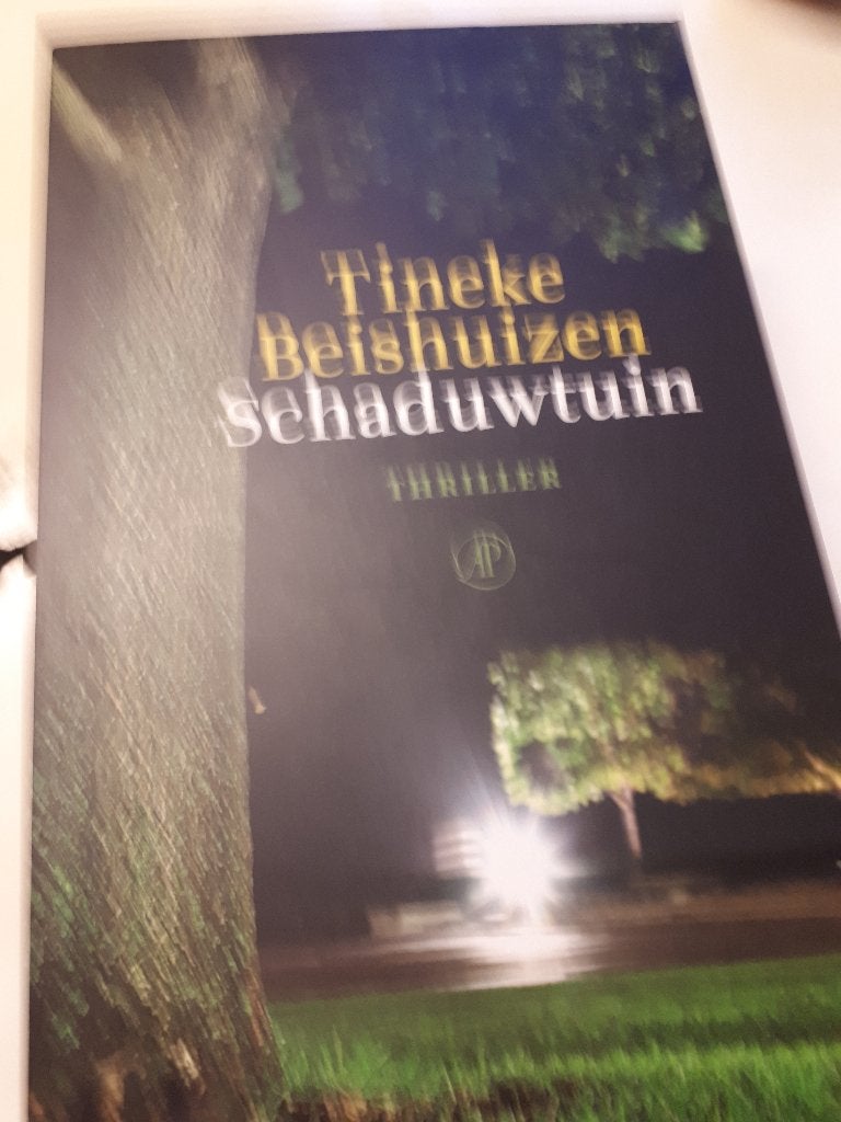 Schaduwtuin - Tineke Beishuizen, Boeken, Ophalen of Verzenden, Gelezen