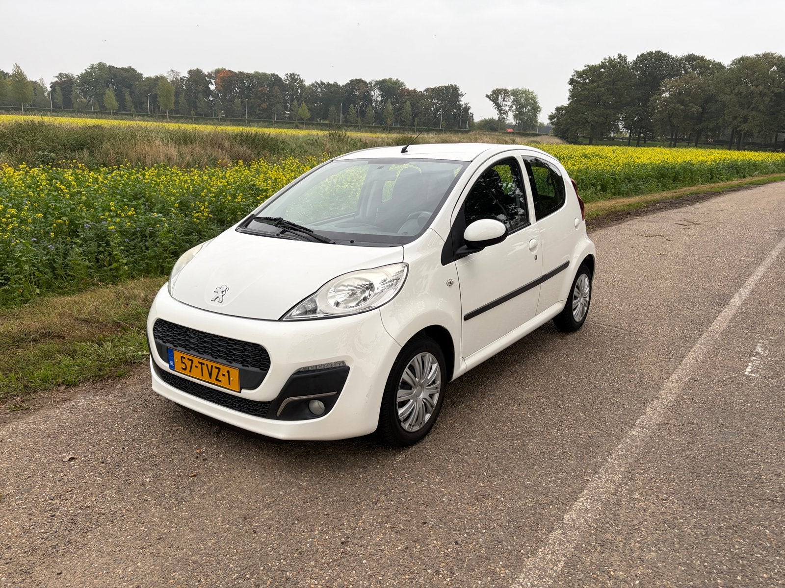 Peugeot 107 1.0 12V 5DR 2-TRONIC 2012 Wit, Auto's, Stof, Zwart, 4 stoelen, Origineel Nederlands