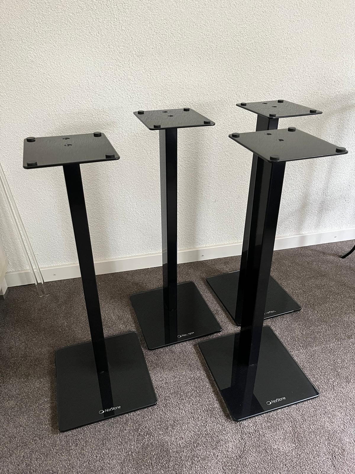 Vier Norstone Esse speaker stands - Zwart gelakt staal, Inclusief standaarden, Overige typen, Zo goed als nieuw, Ophalen
