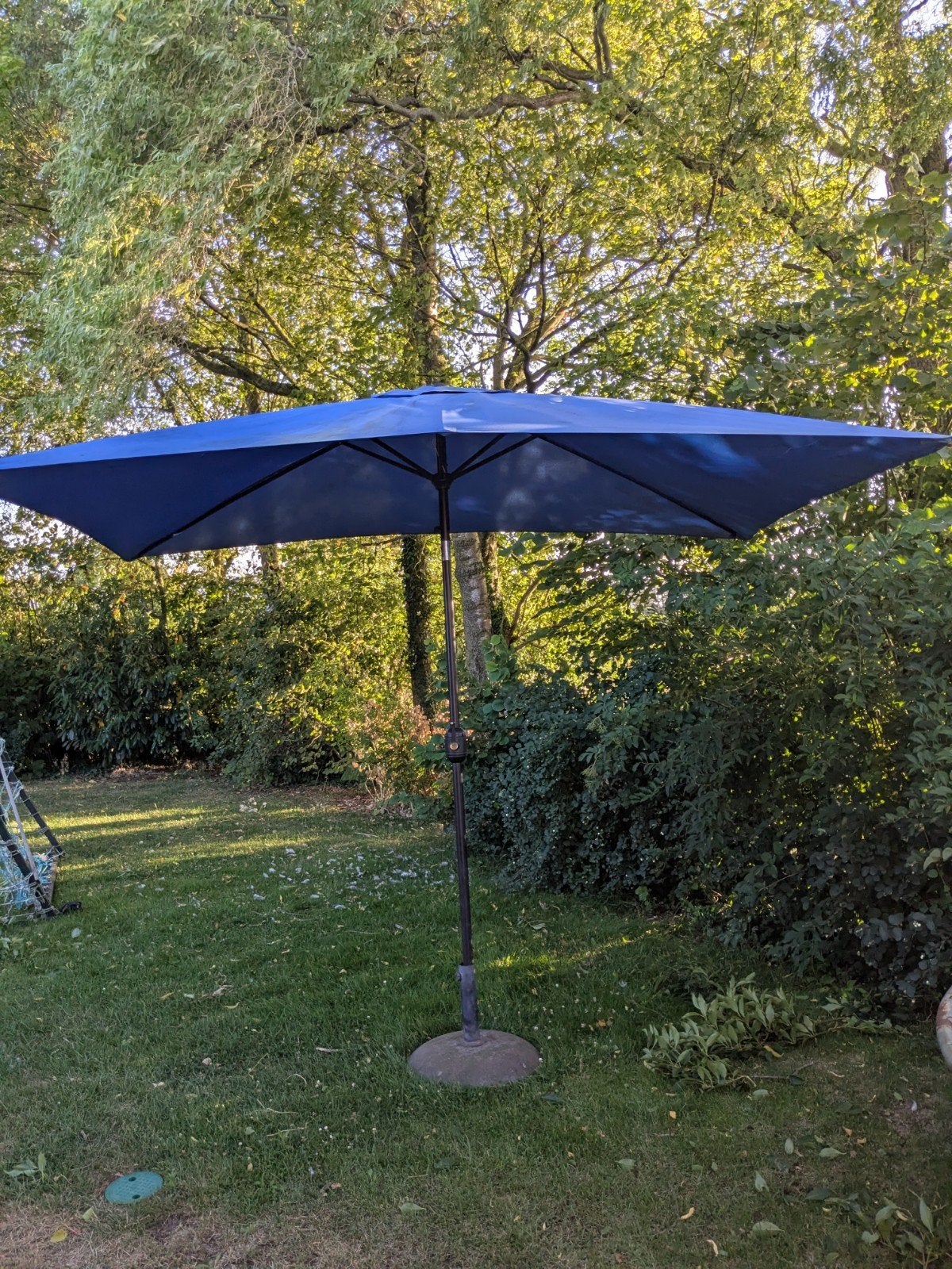 Blauwe stokparasol 3x2m met voet, Tuin en Terras, Ophalen, Gebruikt, 2 tot 3 meter, Stokparasol