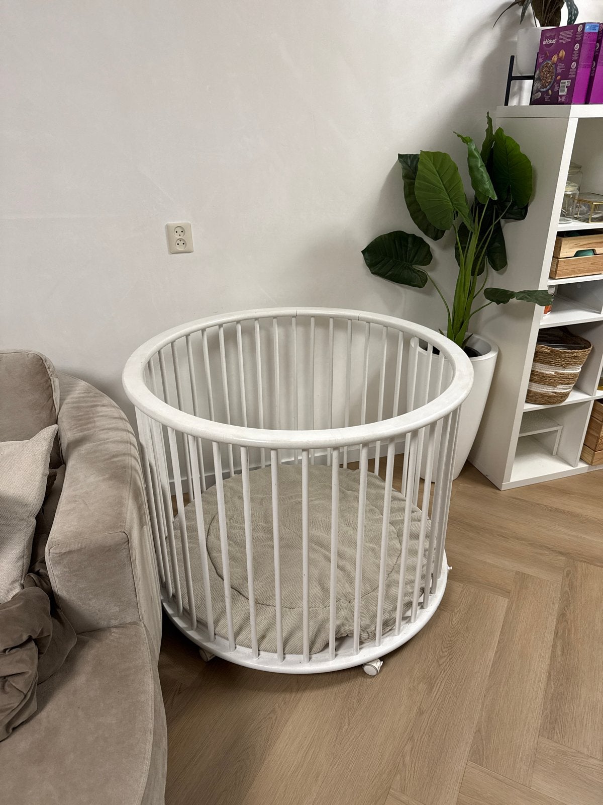 Witte ronde box met wieltjes en boxkleed, Kinderen en Baby's, Ophalen of Verzenden, Zo goed als nieuw, Rond, Boxkleed