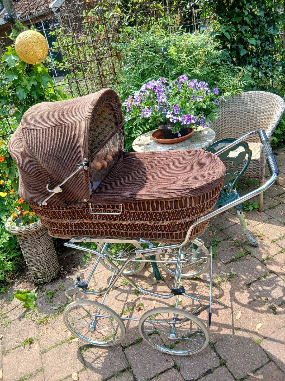 Retro kinderwagen bruin ribstof en rieten mand, Ophalen