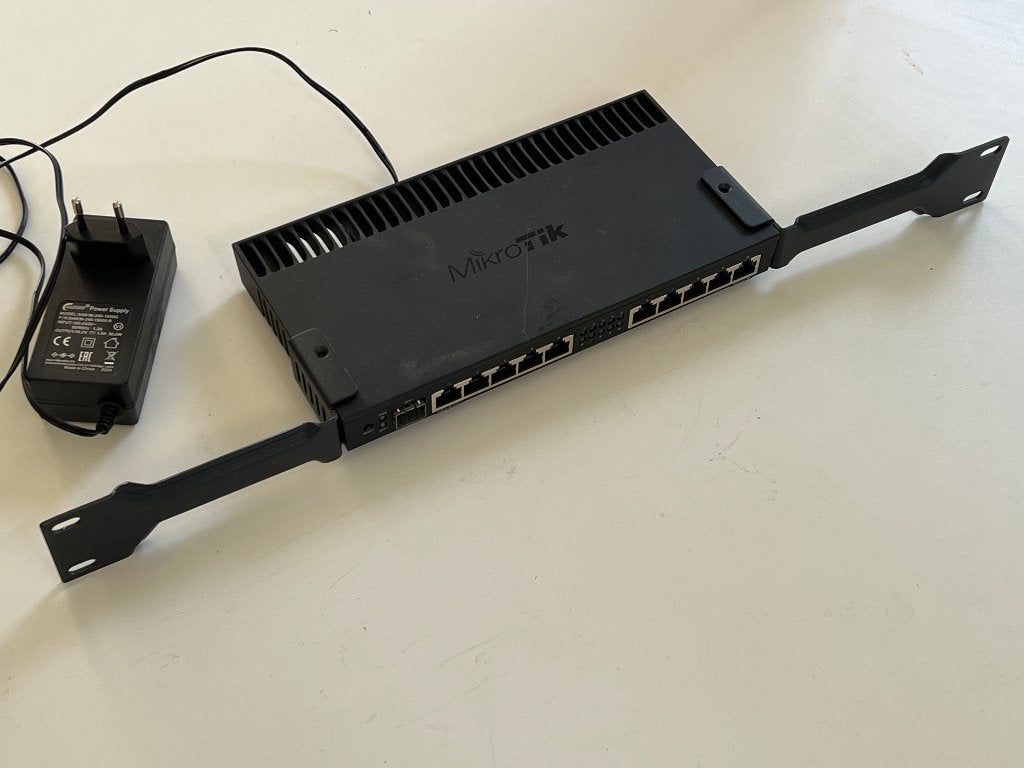 Mikrotik RB4011 firewall met rackmount K-65, Computers en Software, Ophalen of Verzenden, Zo goed als nieuw, MikroTik