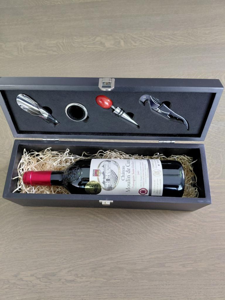 KISTJE MET WINETOOLS EN FLES WIJN  "SAINT-EMILION 2005", Ophalen of Verzenden, Nieuw, Frankrijk, Rode wijn