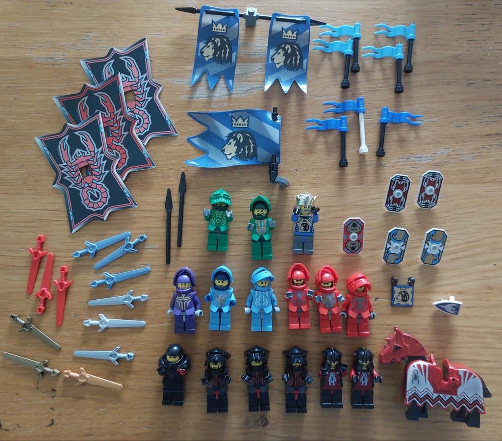 Lego knights Kingdom figuren +paard +vele accessoires, Compleet, Lego, Ophalen of Verzenden, Zo goed als nieuw
