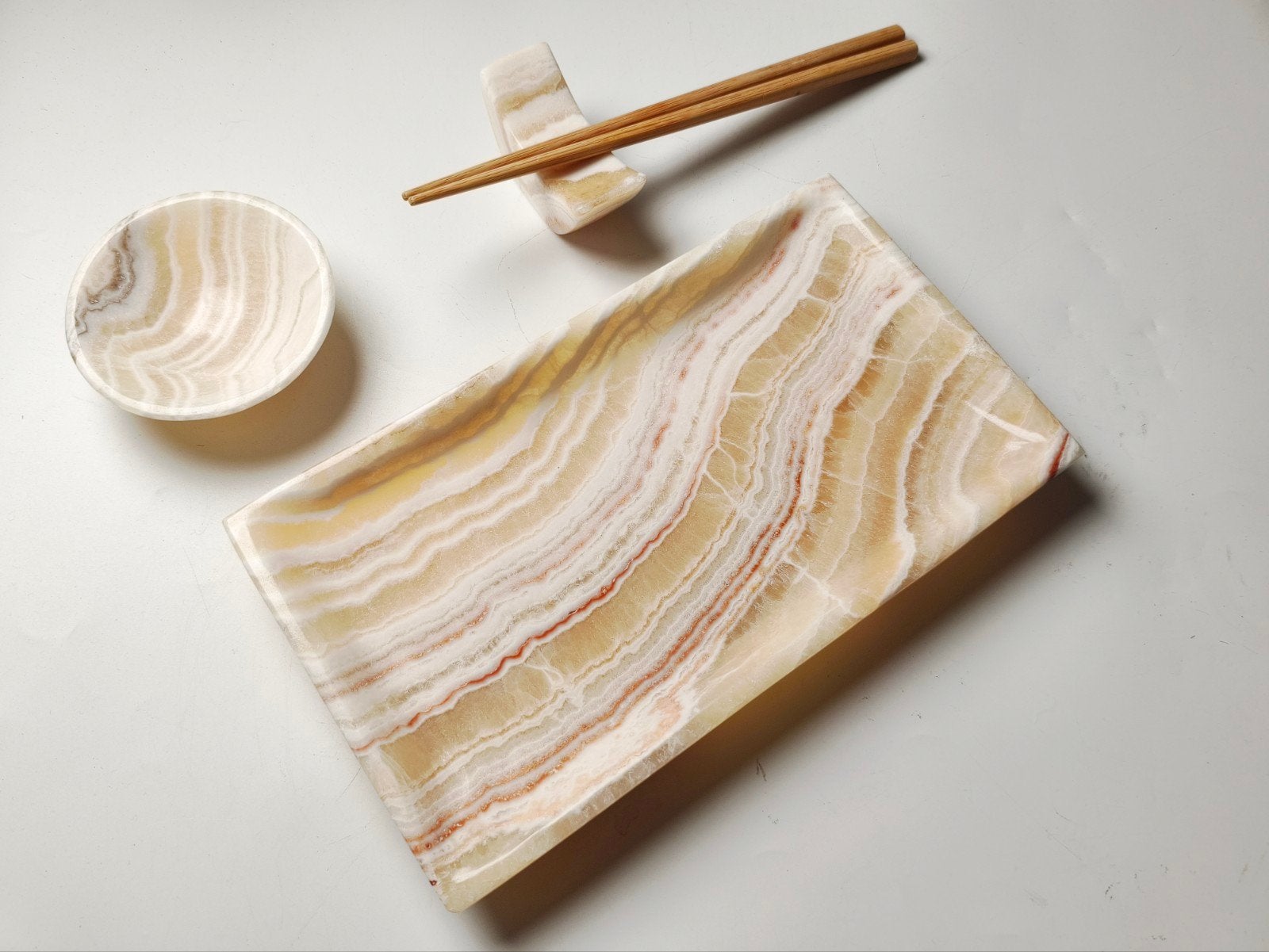 Prachtig handgemaakt sushi set van aragoniet uit Marokko, Aziatisch, Steen, Nieuw, Ophalen of Verzenden