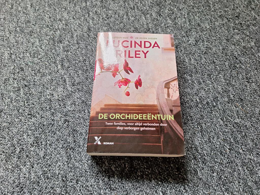 Roman Lucinda Riley , De orchideeëntuin, Ophalen of Verzenden, Zo goed als nieuw