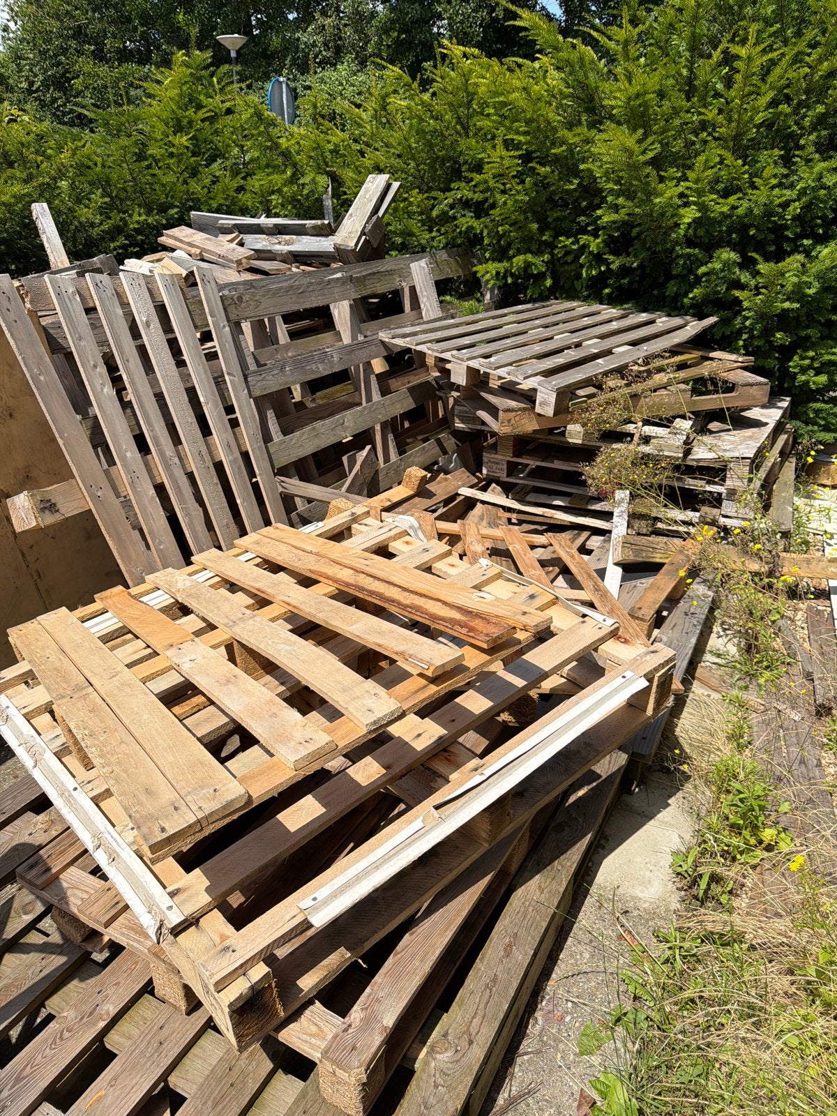 Diverse houten pallets en karton voor hergebruik, Ophalen
