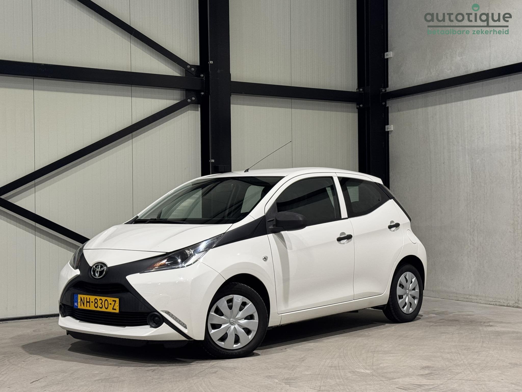 Toyota Aygo 1.0 VVT-i x-now | airco | dealer onderhouden |, Auto's, Voorwielaandrijving, Dealer onderhouden, Stof, Gebruikt