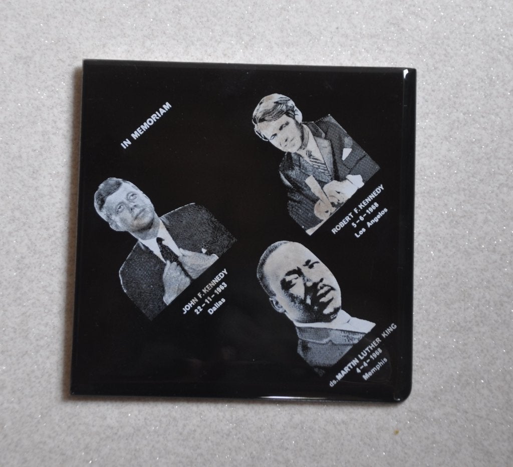 Herdenkingstegel met J.F. Kennedy, R.F. Kennedy en M.L  Kng., Ophalen of Verzenden