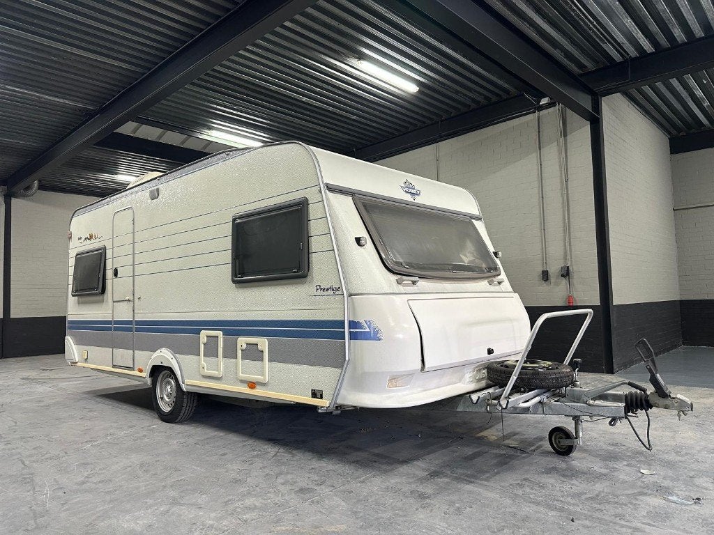 Zeer nette Hobby Caravan met Airco en dichte voortent, Rondzit, Hobby, Bedrijf, Koelkast