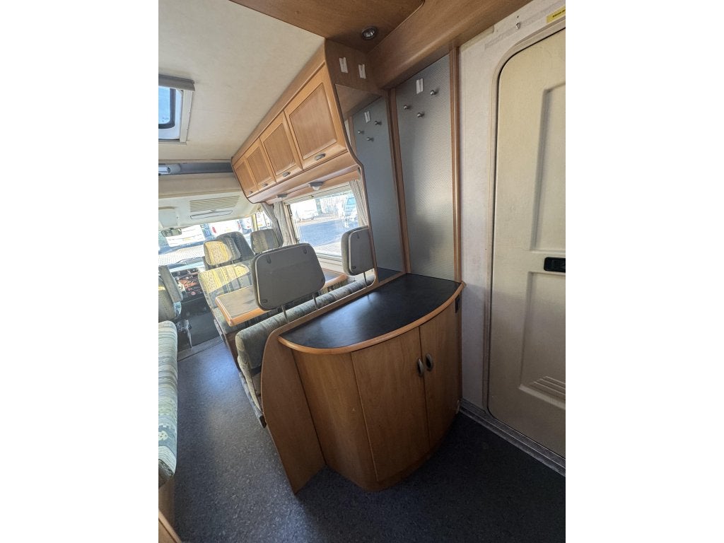 Foto 13 van Hymer B544 Kleine compacte intergaal camper voor 5 personen