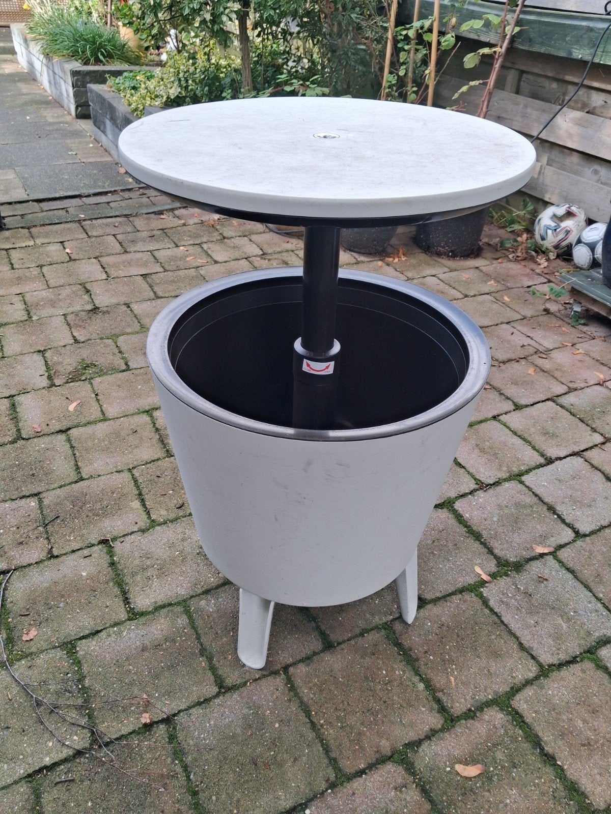 Tafel met koelbox ingebouwd, Ophalen, Gebruikt, Rond, Kunststof