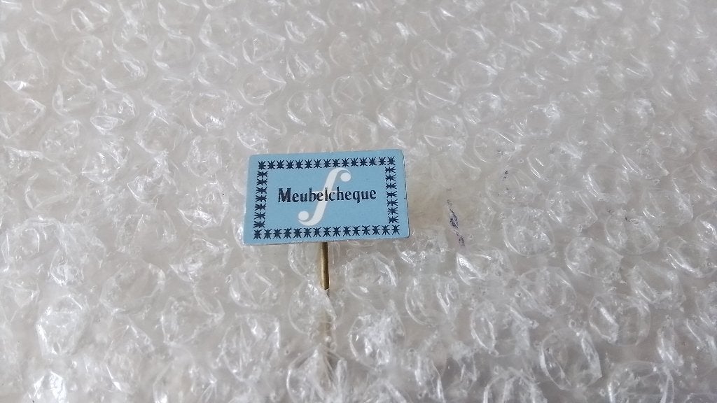 Speldje meubelcheque, Verzamelen, Speldjes, Pins en Buttons, Ophalen of Verzenden, Zo goed als nieuw, Overige onderwerpen