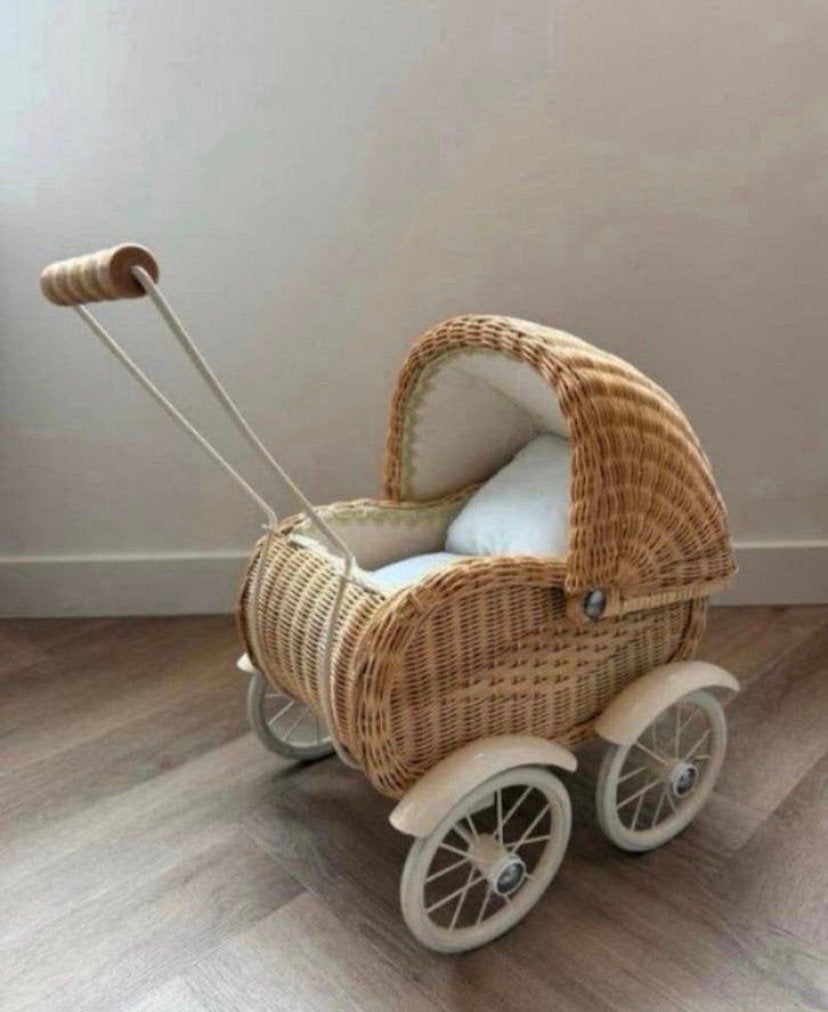 Rieten kleine poppen kinderwagen, Verzamelen, Verzenden, Zo goed als nieuw, Babypop, Levensecht of Reborn