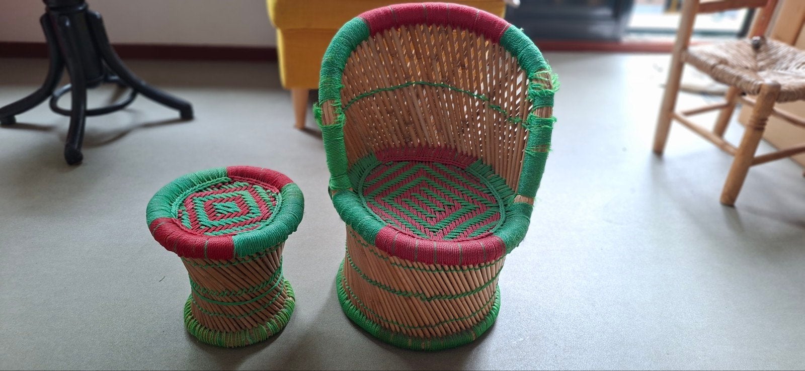 Rotan kinderstoel en krukje - Rood/Groen, Kinderen en Baby's, Ophalen, Gebruikt, Meegroeistoel