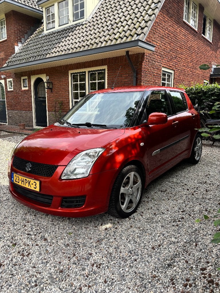 Suzuki Swift 1.5 Comfort 5D 2009 Oranje, Auto's, Suzuki, Voorwielaandrijving, Stof, 40 €/maand, Zwart