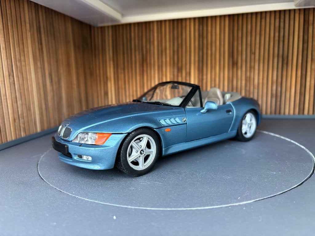 BMW Z3 James Bond 1:18 UT Models MJ, Ophalen of Verzenden, Zo goed als nieuw, Auto, UT Models