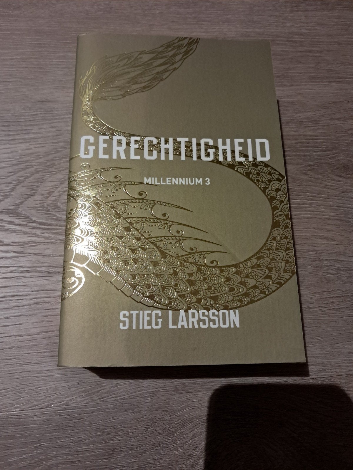 Stieg Larsson - Gerechtigheid, Boeken, Scandinavië, Ophalen of Verzenden, Zo goed als nieuw, Stieg Larsson
