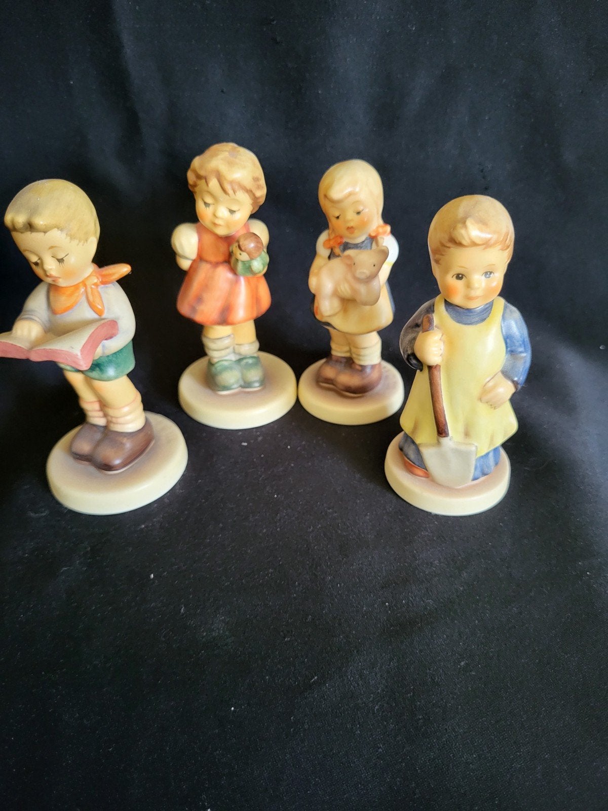 Set van 4 Hummel beeldjes: M.I. Hummel Club edities, Ophalen of Verzenden, Zo goed als nieuw
