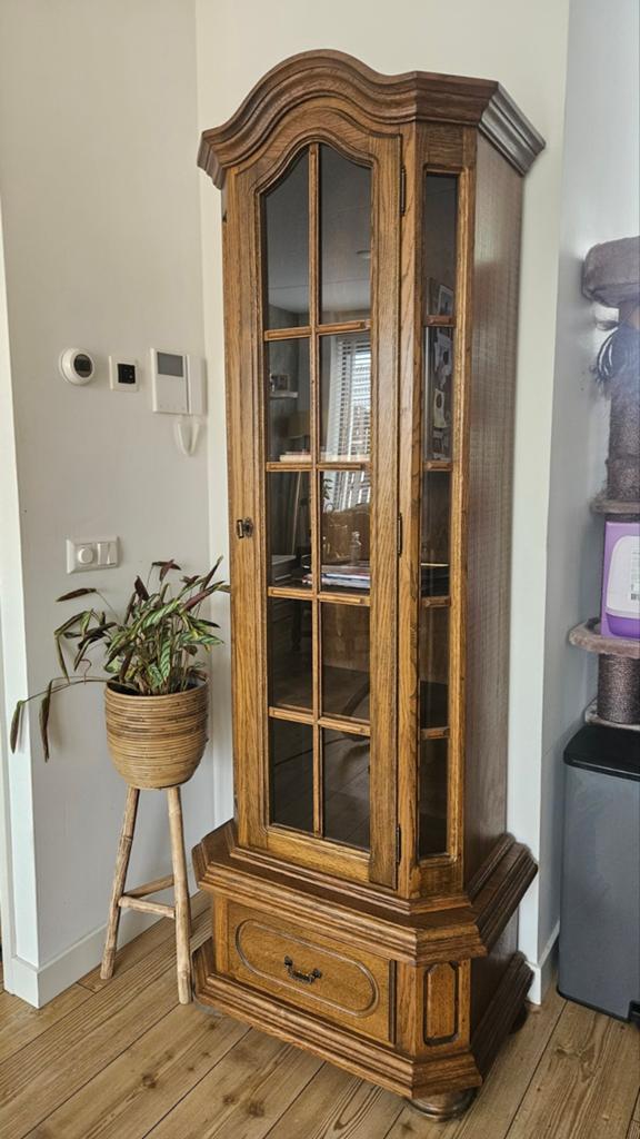 Houten vitrinekast met verlichting en glazen deuren, 25 tot 50 cm, Gebruikt, Met deur(en), Glas