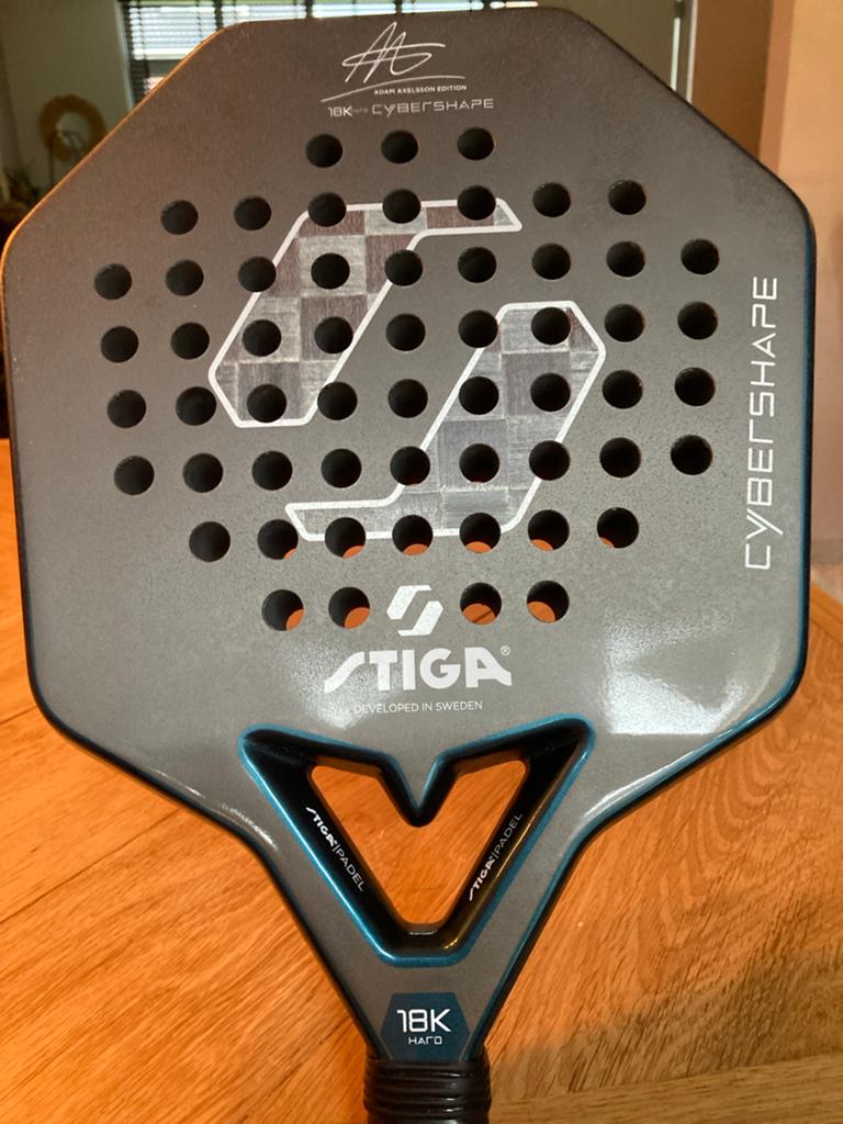 Stiga 18K Hard Padel Racket Adam Axelsson Edition Cybershape, Ophalen of Verzenden, Zo goed als nieuw