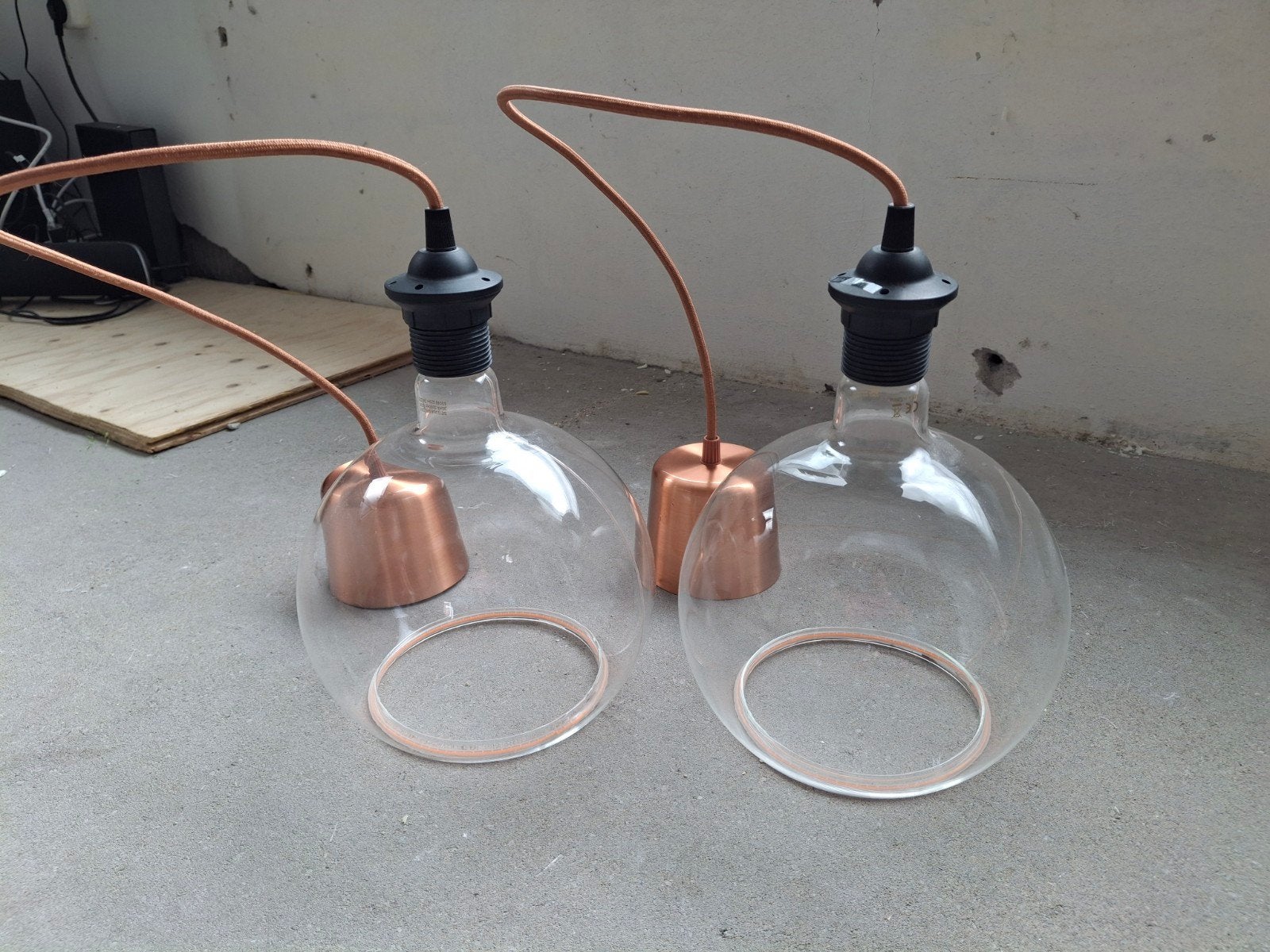 Set van 2 glazen hanglampen met koperen accenten, Ophalen of Verzenden, Zo goed als nieuw, Glas, 75 cm of meer
