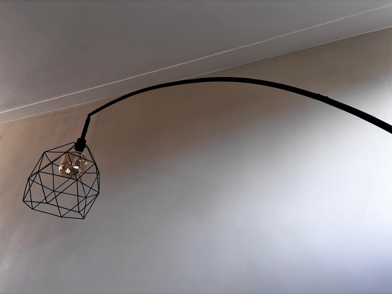 Moderne Zwarte Booglamp met Geometrische Kap, Huis en Inrichting, Ophalen, Modern, Industrieel, E27 (groot), Zo goed als nieuw