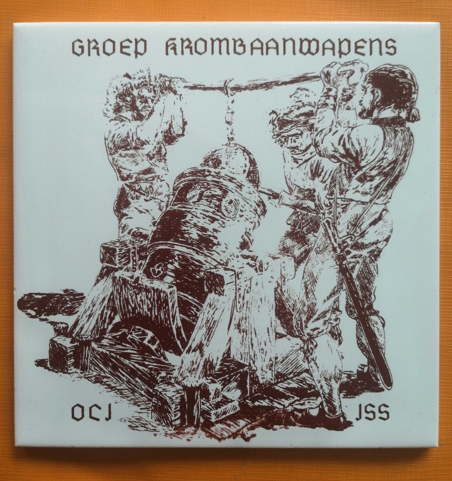 Groep Krombaanwapens OCJ JSS herdenkingstegel, Verzamelen, Militaria | Algemeen, Verzenden, Landmacht, Nederland