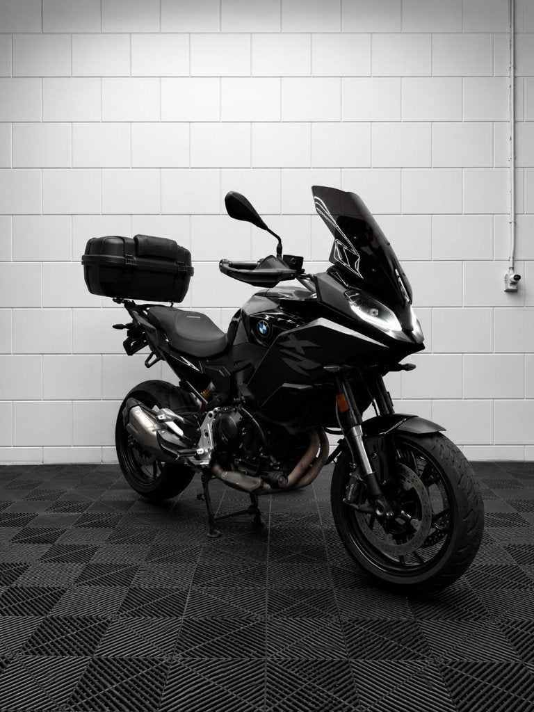 BMW F 900 XR 2022 Triple Black | Cruise Control | Topkoffer, Handvatverwarming, Toermotor, Minimaal motorrijbewijs A2, Am Lilienberg 1, 85777 Fahrenzhausen, Duitsland