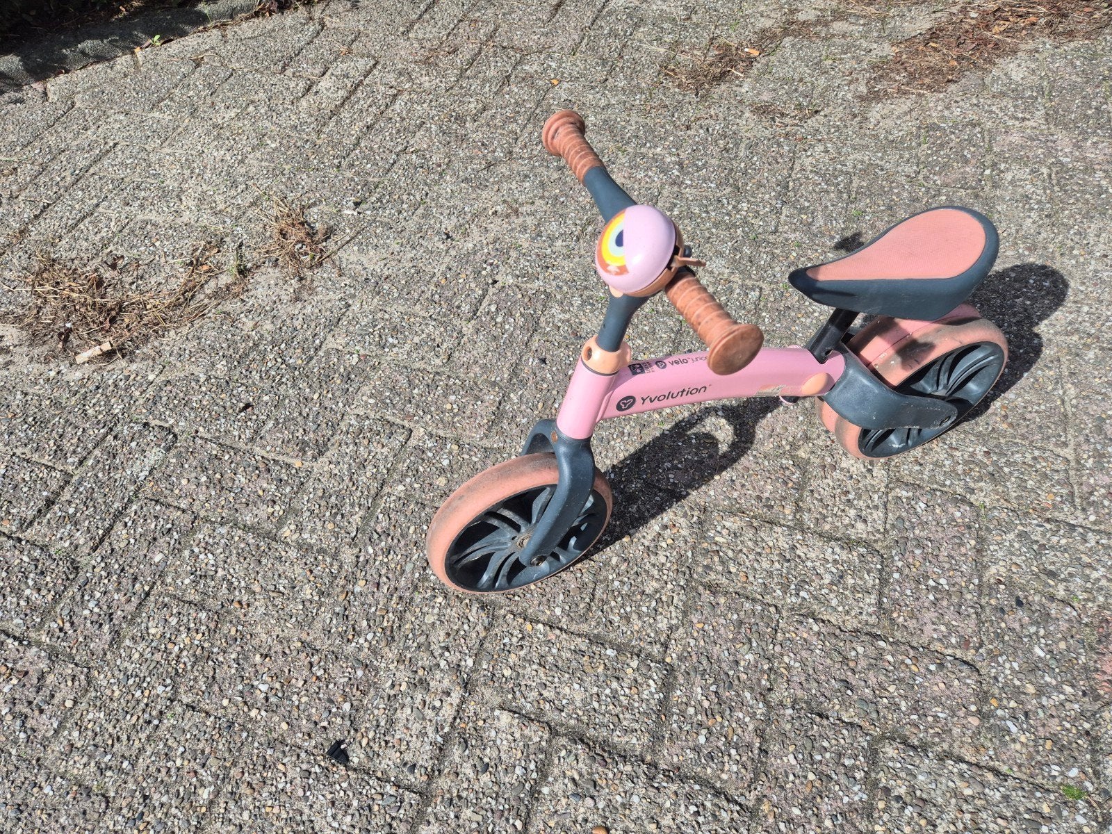 Lichtroze Velo Junior loopfiets met dubbel achterwiel