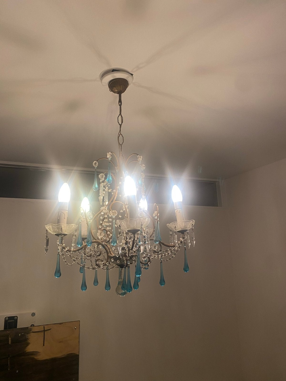 Elegante kroonluchter met dimbare LED-lampen en blauwe accen, Huis en Inrichting, Lampen | Kroonluchters, Ophalen, Gebruikt, Metaal