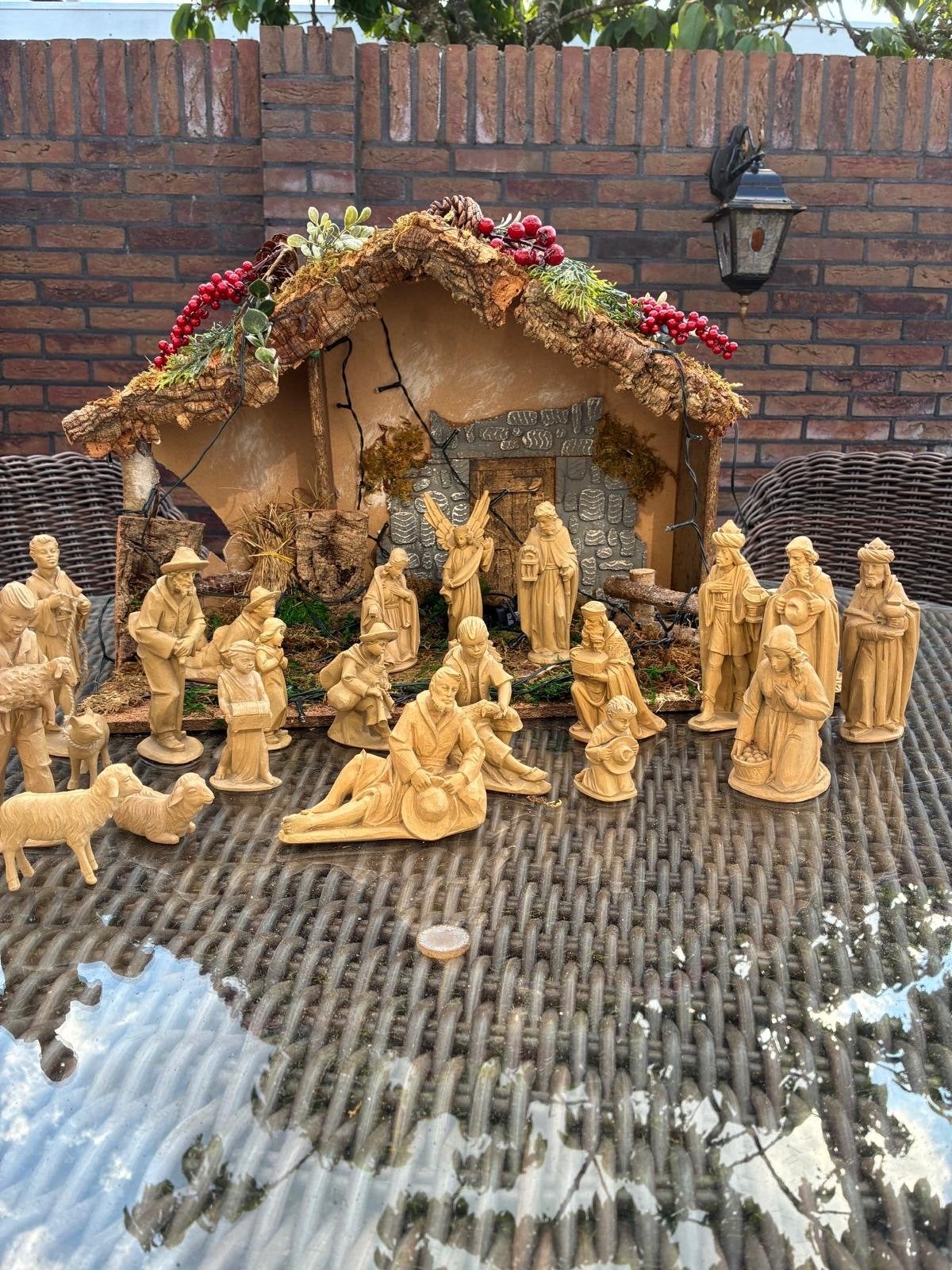 Prachtige handgesneden kerststal met figuren, Antiek en Kunst, Ophalen of Verzenden, Handgemaakt, 20 - 50 cm, Beeld