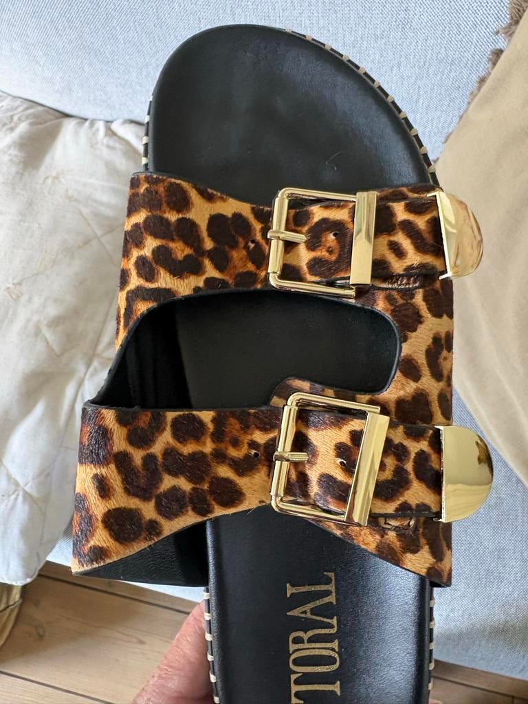Nieuwe Toral leren slippers met gouden gespen, maat 41, Kleding | Dames, Schoenen, Slippers, Overige kleuren, Nieuw, Ophalen of Verzenden