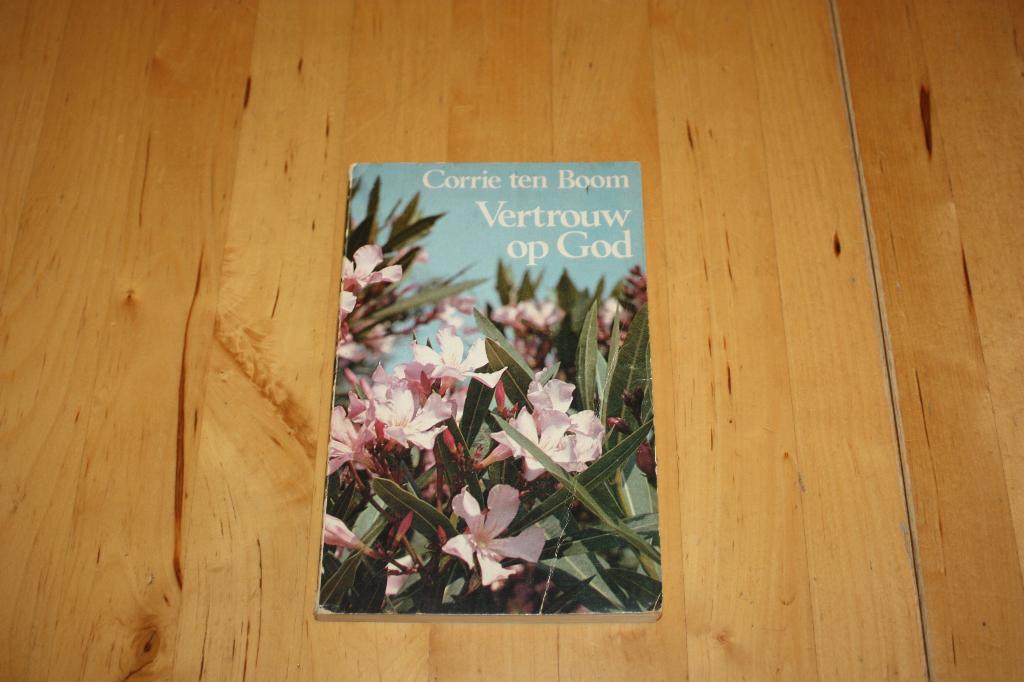 Vertrouw op God, Corrie ten Boom, paperback, Boeken, Ophalen of Verzenden, Gelezen, Corrie ten Boom, Christendom | Protestants