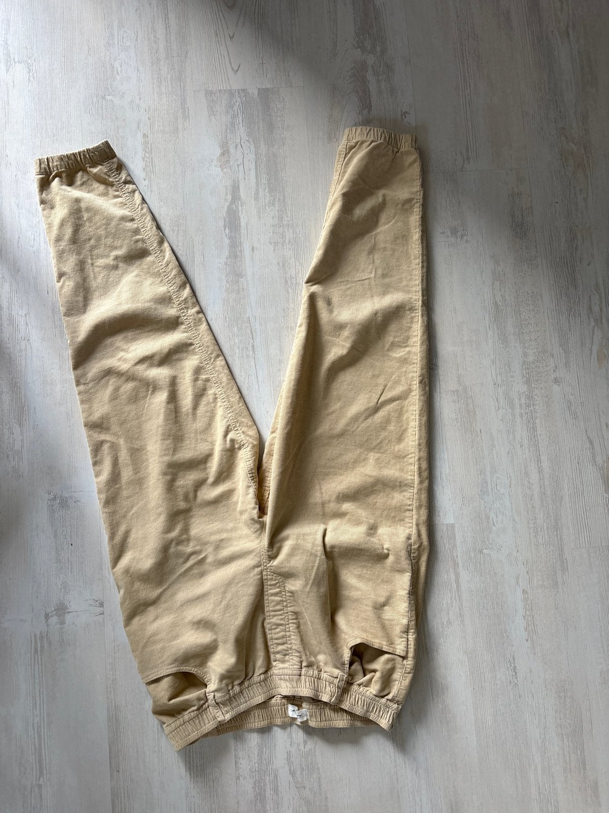 American Vintage ribbroek maat M, Kleding | Dames, Broeken en Pantalons, Maat 38/40 (M), Beige, Ophalen of Verzenden, Zo goed als nieuw