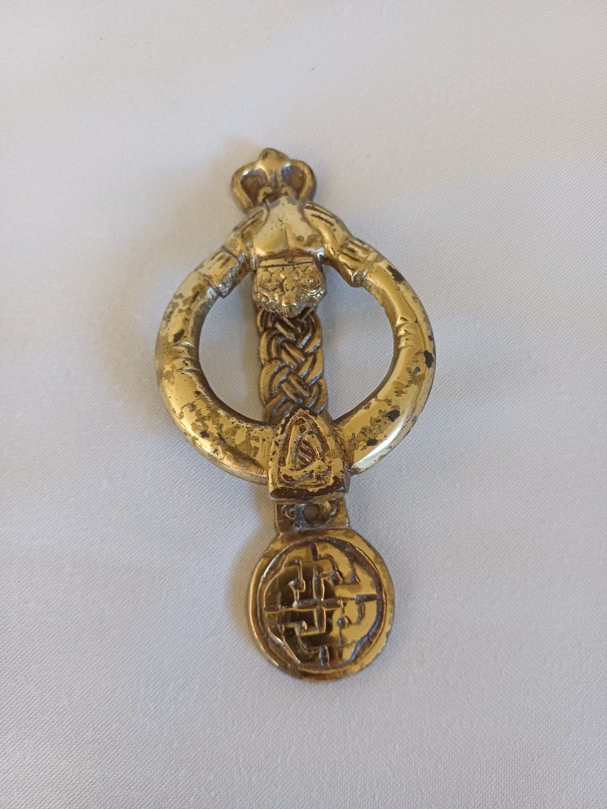 Vintage messing Claddagh deurklopper van geel koper, ca 12 c, Ophalen of Verzenden