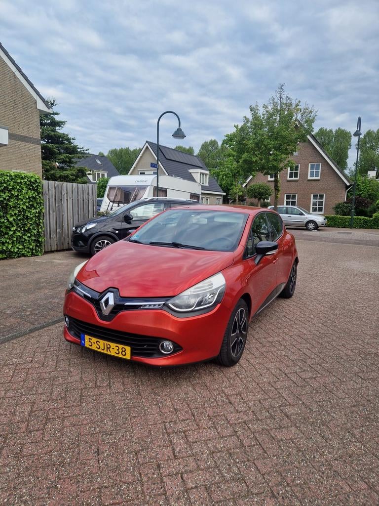Renault Clio 0.9 TCE 66KW 5-DRS 2013 Rood, Voorwielaandrijving, 898 cc, 40 €/maand, Zwart