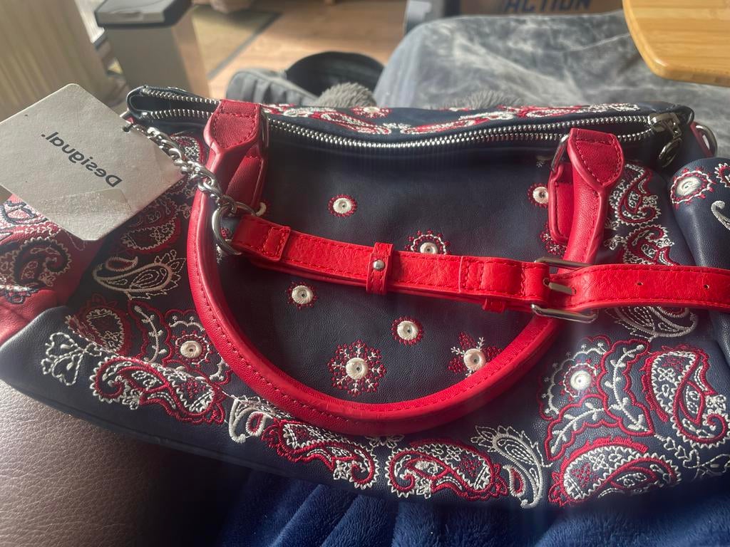 Nieuwe desigual donkerblauwe tas met rood, Sieraden, Tassen en Uiterlijk, Ophalen of Verzenden, Nieuw, Blauw, Schoudertasje