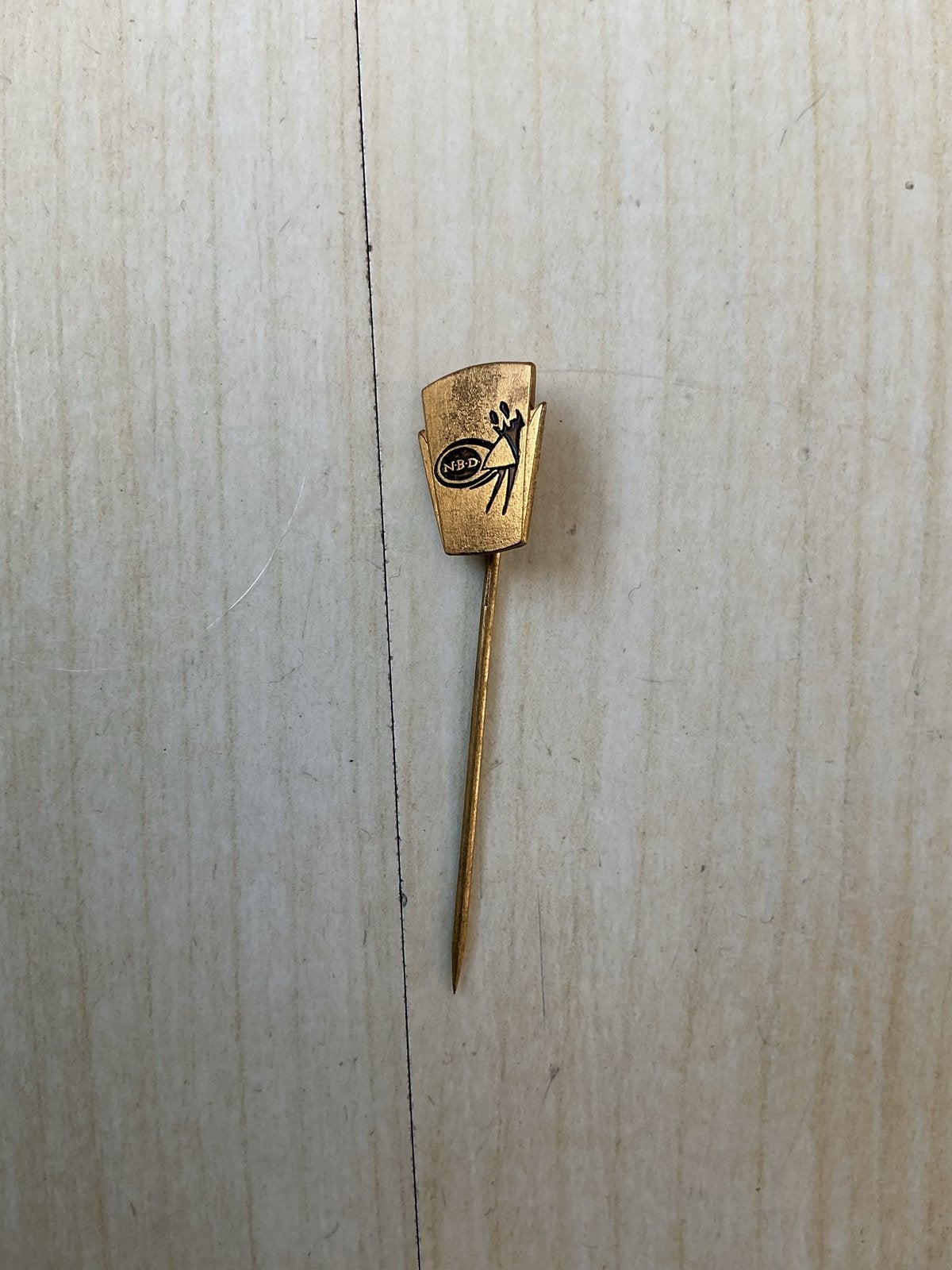 Vintage NBD Speldje - Gouden Pin met Logo, Verzamelen, Ophalen of Verzenden, Zo goed als nieuw, Overige onderwerpen, Speldje of Pin