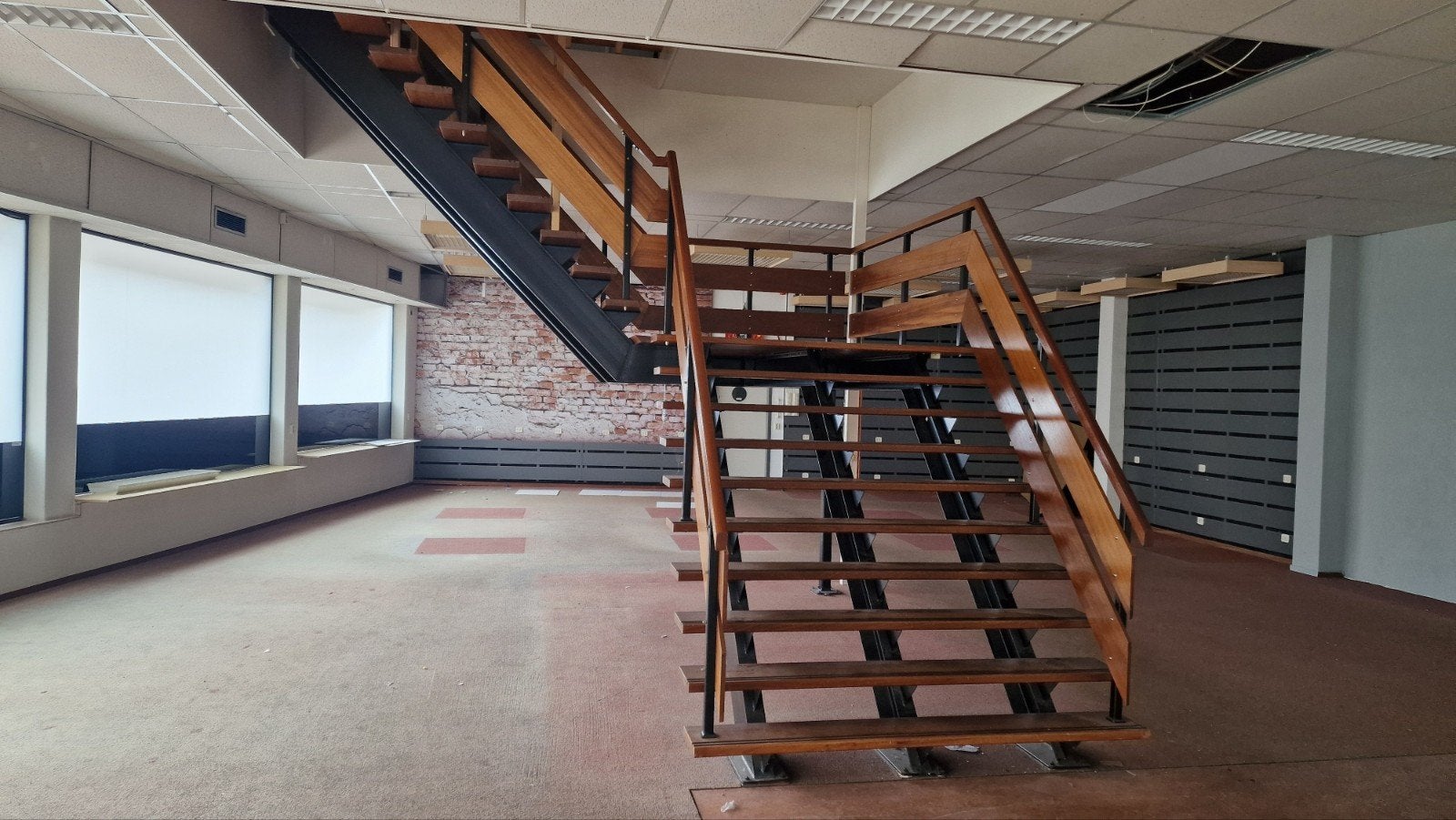 Grote metalen trap met houten tredens, Ophalen, 2 tot 4 meter
