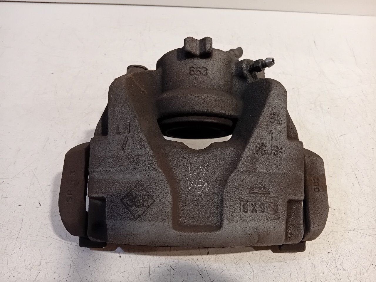Remklauw links voor Dacia Duster, Onderdelen@venauto.nl, Gebruikt, Ettenseweg 76, 4706 PB Roosendaal, The Netherlands, Herkomst onderdeel bekend