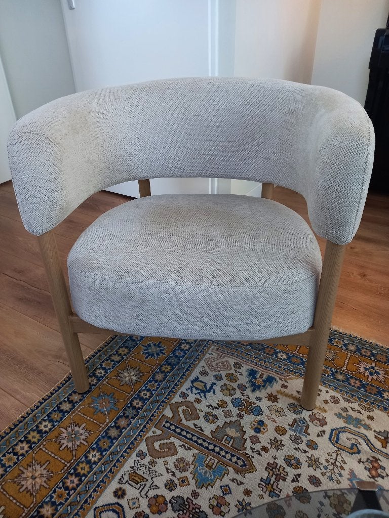 Stijlvolle fauteuil met stoffen bekleding en houten poten, Ophalen, Modern, Scandinavisch, Minder dan 75 cm, Nieuw